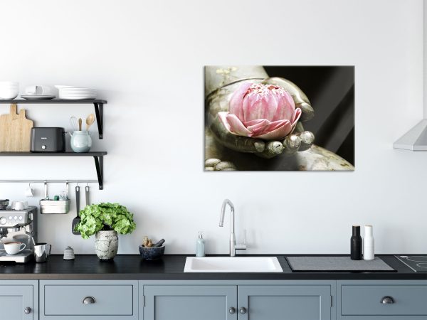 Lotus auf der Hand eines Buddhas, Glasbild Schn?ppchen – Bild 3